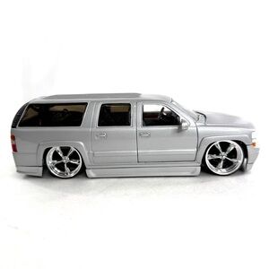 Jada Toys Big Ballers Dub City 2000 Silver Chevrolet Suburban 1/24 EU Doors Open